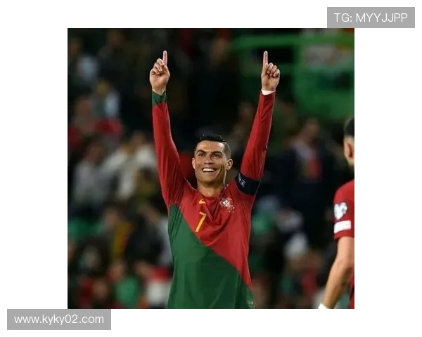 C罗与队友亲密互动展现更衣室温馨氛围团队凝聚力十足 C罗与队友亲密互动展现更衣室温馨氛围团队凝聚力十足